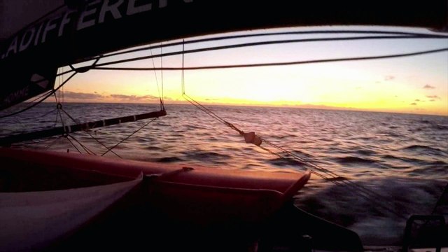J16 : Coucher de soleil pour Eric Bellion / Vendée Globe