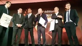 Kad Merad remet un Oscar d'honneur à Thierry Dusautoir