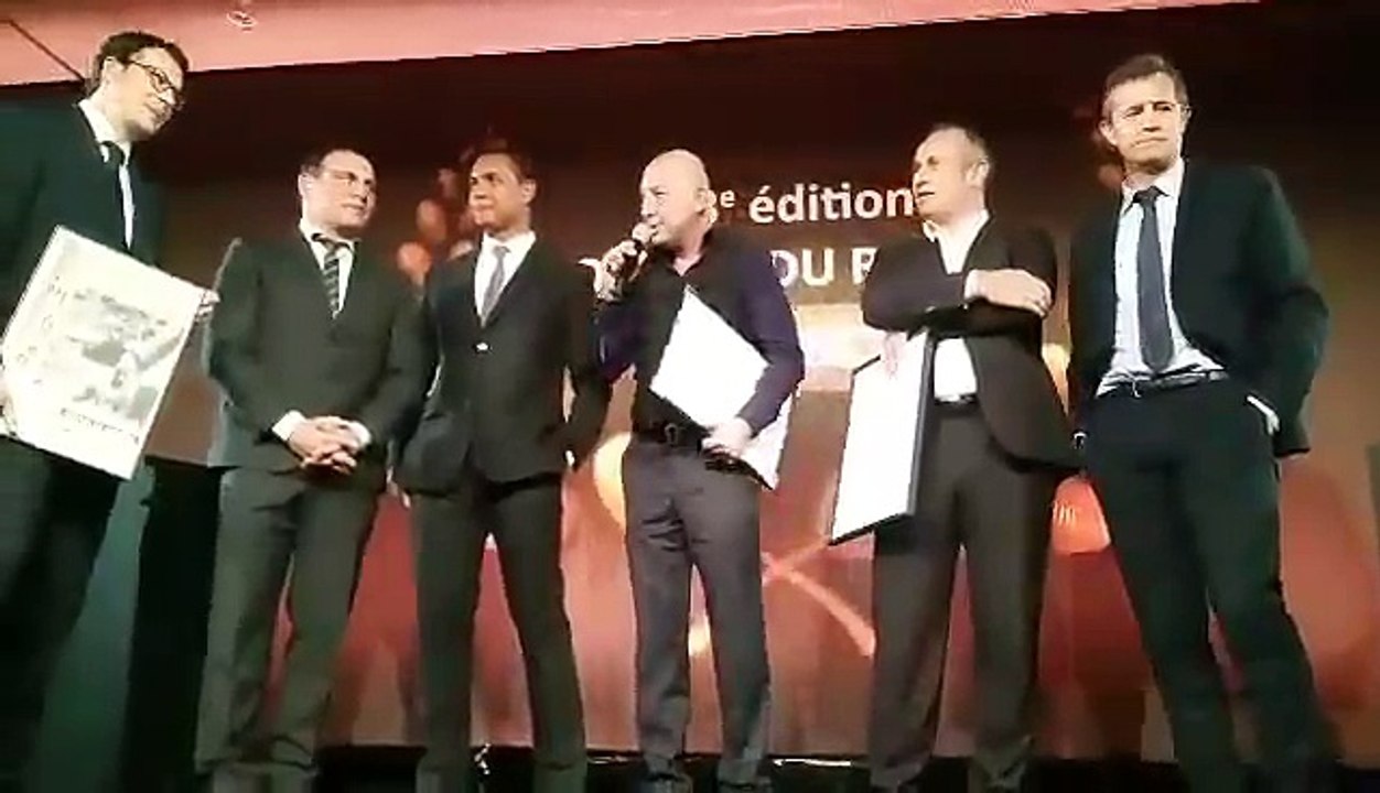 Kad Merad remet un Oscar d'honneur à Thierry Dusautoir