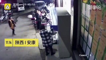 VIDEO: niño muere aplastado por un casillero en un supermercado en China