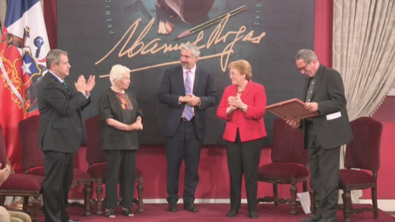 Cesar Aira recibe Premio Iberoamericano Manuel Rojas de las manos de Michelle Bachelet
