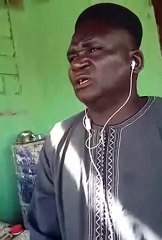 Makk bou rew, l'air sérieux donne des leçons de sexe, incroyable sérénité dans ses paroles, lol !