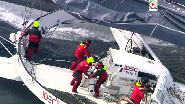 Voile | Le Trimaran Idec Sport filmé du ciel - Bretagne Télé