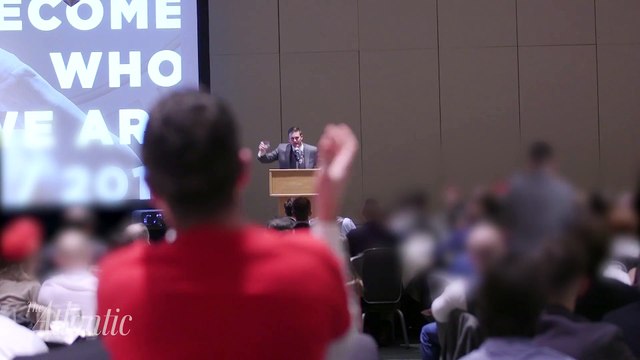 Des racistes américains disent Hail Trump en congrès comme des Nazis !