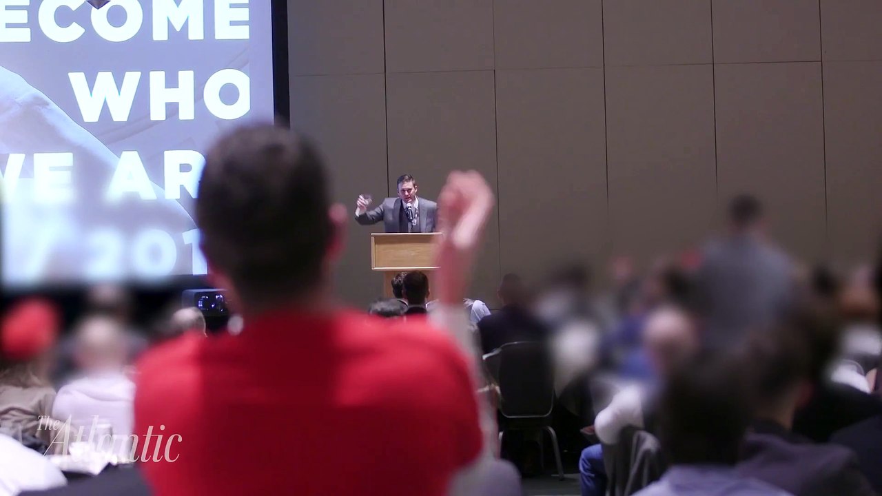Des racistes américains disent "Hail Trump" en congrès comme des Nazis !