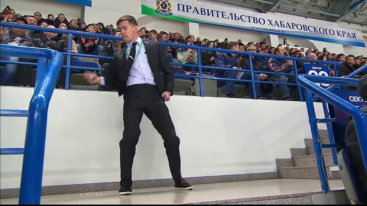 Ce garde de sécurité danse en plein match de Hockey en Russie sur Michael Jackson