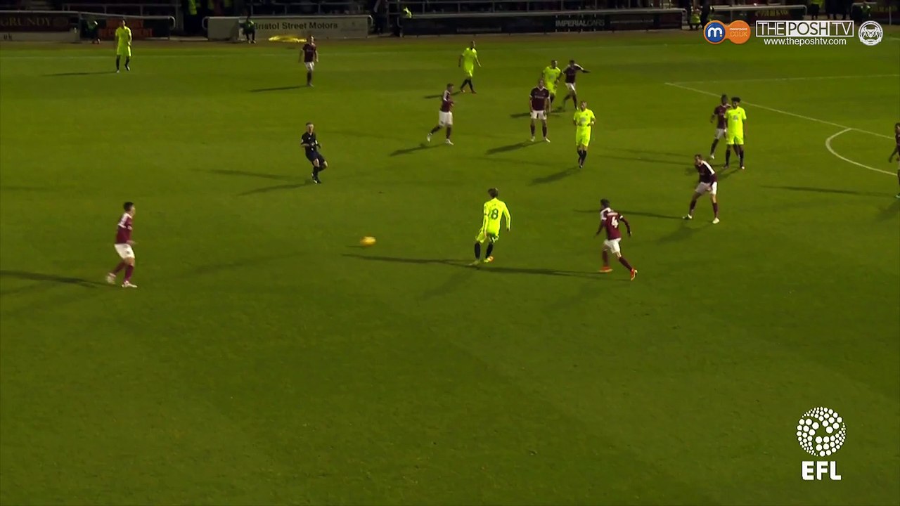 Ce footballeur confond un stadier avec un coéquipier... Jaune fluos !