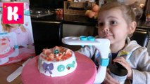 Катя печет за 3 минуты торт и украшает на установке Cake Party Maker и посыпка снежинки Frozen Miss Katy новое видео 2016