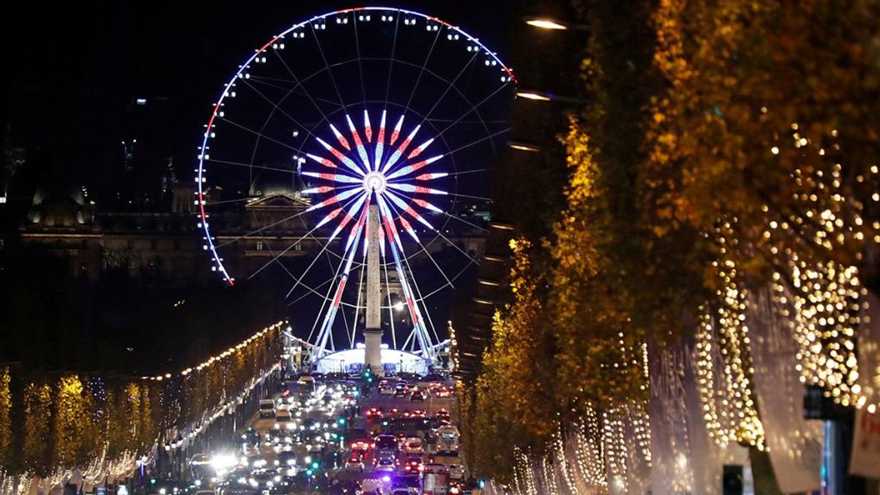 Paris knippst die Weihnachbeleuchtung an