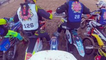 Course de centaines de motocross sur une plage... Carnage !