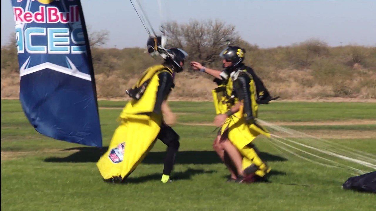 Ce parachutistes font une course de Wingsuit en chute libre