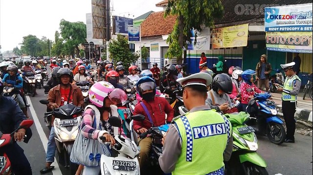 Gelar Operasi Zebra, Satlantas Polres Karanganyar Bagi-Bagi Cookies
