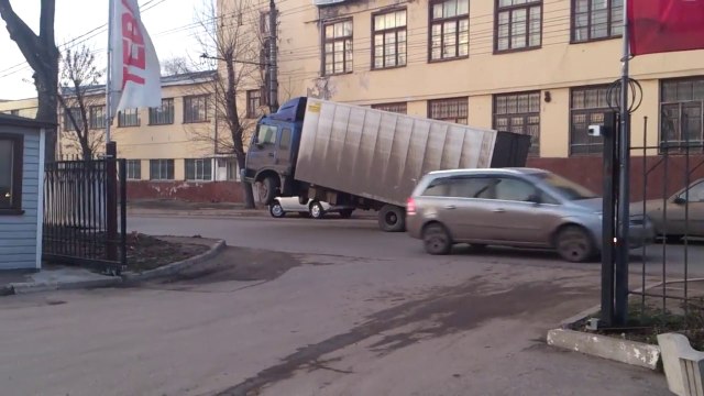 Tu as déjà vu un camion démarrer sur ses roues arrières...?? Bah c'est fait!