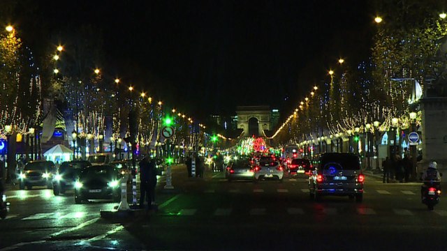 Les illuminations de Noël démarrent sur les Champs-Elysées
