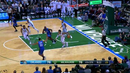 Giannis Goes Behind the Back for Assist l   21-11-2016 (HD)