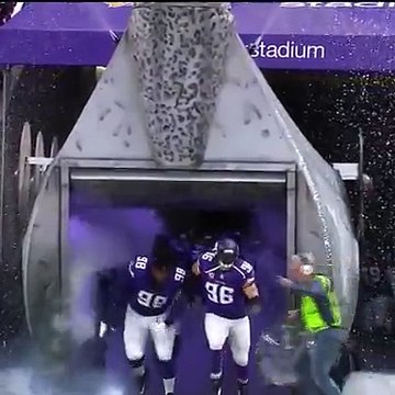 Un caméraman passe devant le tunnel des joueurs au plus mauvais moment