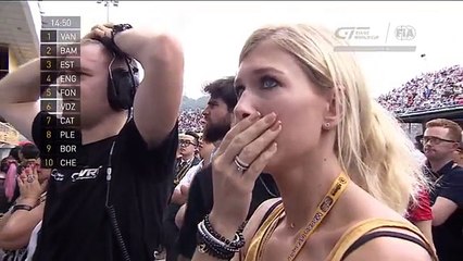 Un pilote gagne le GP de Macao de formule 3 avec sa voiture sur le toit