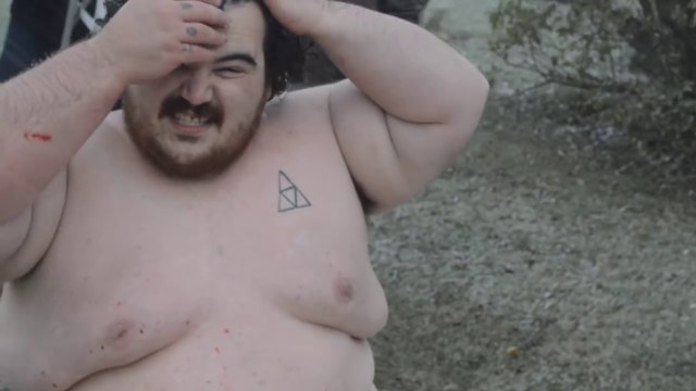 Ce débile saute sur une table recouverte de 1500 punaises