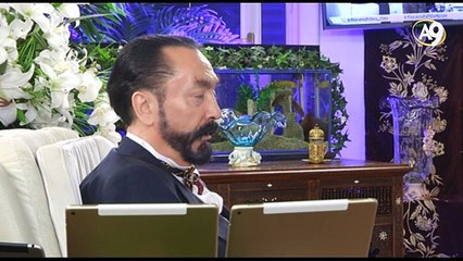 Münafık başkalarının evlerinde fotoğraf çektirerek kendini  zengin gösterir.