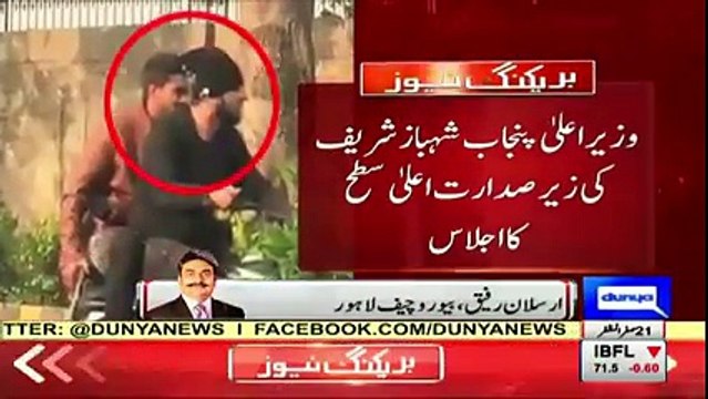 Footage of motorcyclists robbing people at Lahore traffic signal in broad daylight..