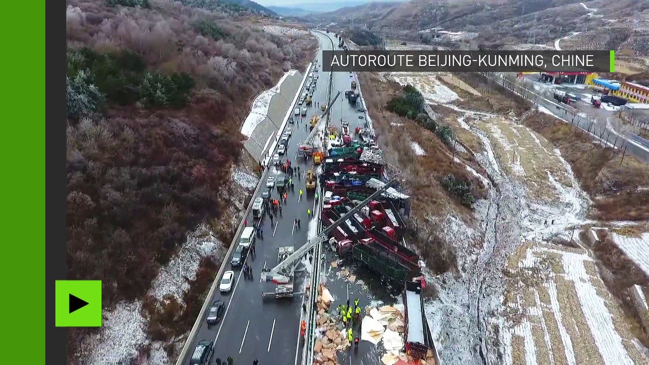 Des voitures entassés les unes sur les autres après un énorme carambolage sur une autoroute en Chine