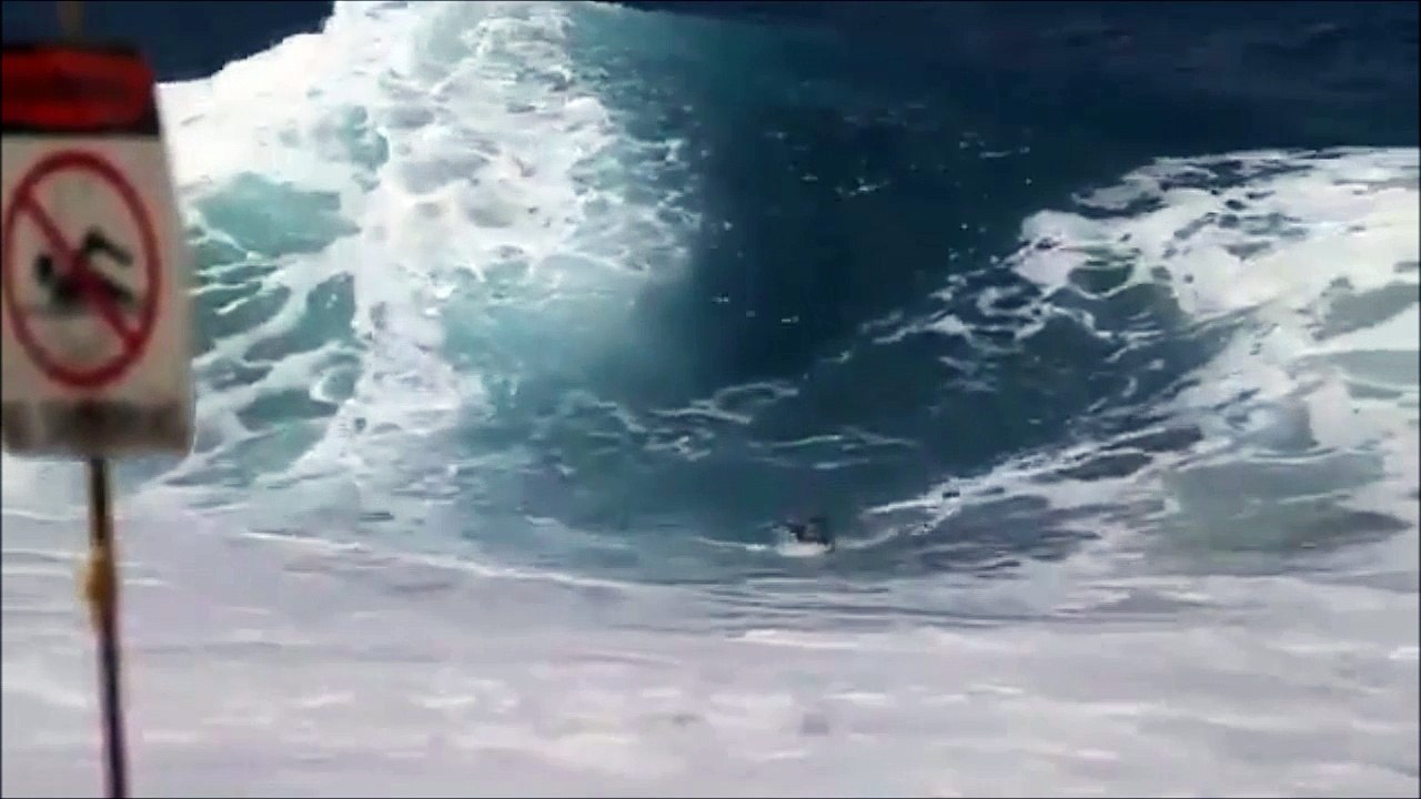 Elle se fait éclater par une vague géante... Le panneau n'etait pas la pour rien!