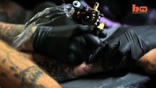 Le résultat de ce tatouage filmé en macro et en slowmotion est bien impressionnant