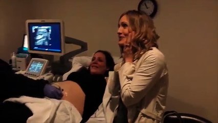 Pendant l'échographie, elle découvre que sa sœur attend des jumeaux. Sa réaction est la plus folle qui soit