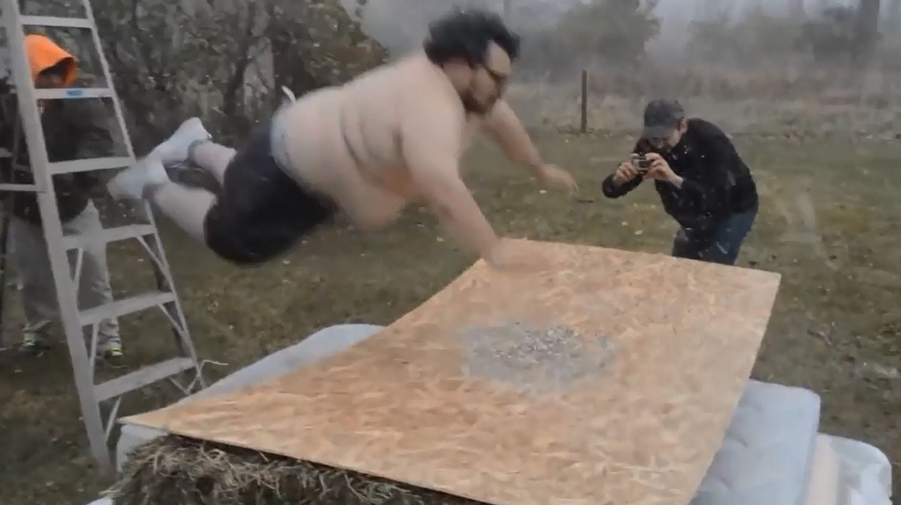 Il saute torse nu sur 1500 punaises.