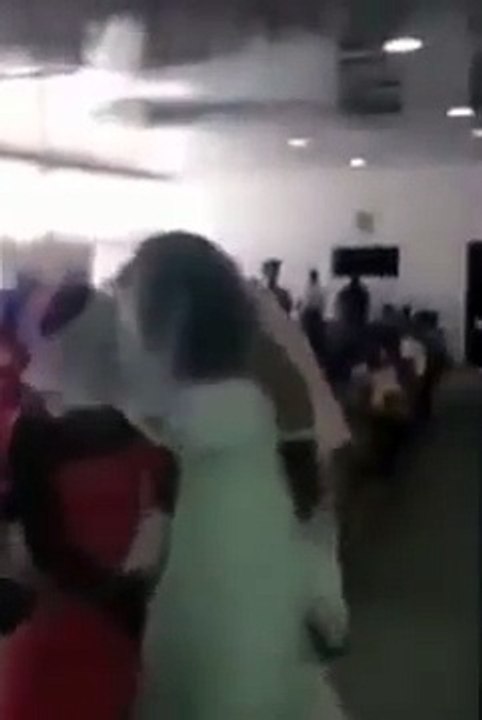 Une femme vit un cauchemar quand la maitresse de son futur mari arrive au mariage !!