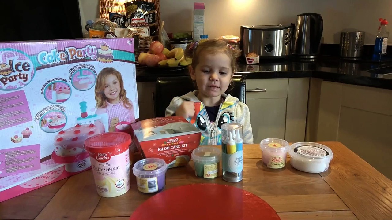 Катя печет за 3 минуты торт и украшает на установке Cake Party Maker и посыпка снежинки Frozen