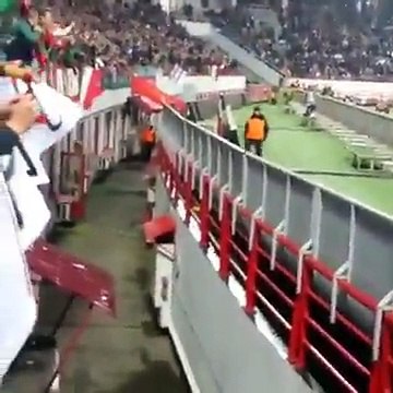 Un supporter échappe à la sécurité du stade d'une façon incroyable