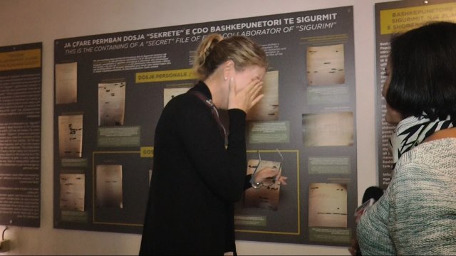 Report TV - Bunk’Art 2,shpërthen në lot turistja amerikane për vuajtjet e shqiptarëve