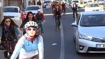 Turcos protestan en bicicleta por protección a mujeres y niños