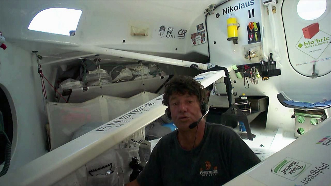 J17 : Jean Le Cam croise le 40 pied Italia / Vendée Globe