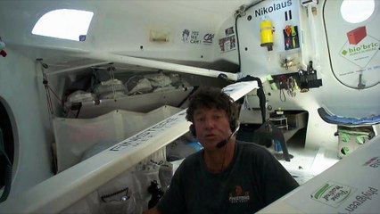 J17 : Jean Le Cam croise le 40 pied Italia / Vendée Globe