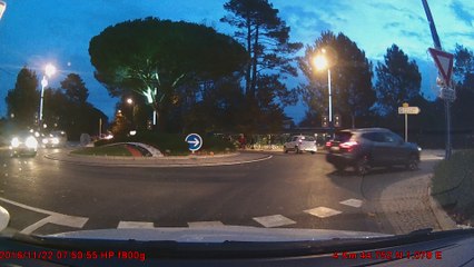 s'arrête dans un rond point au lycée d'andernos et sans warning , parking à 50 m