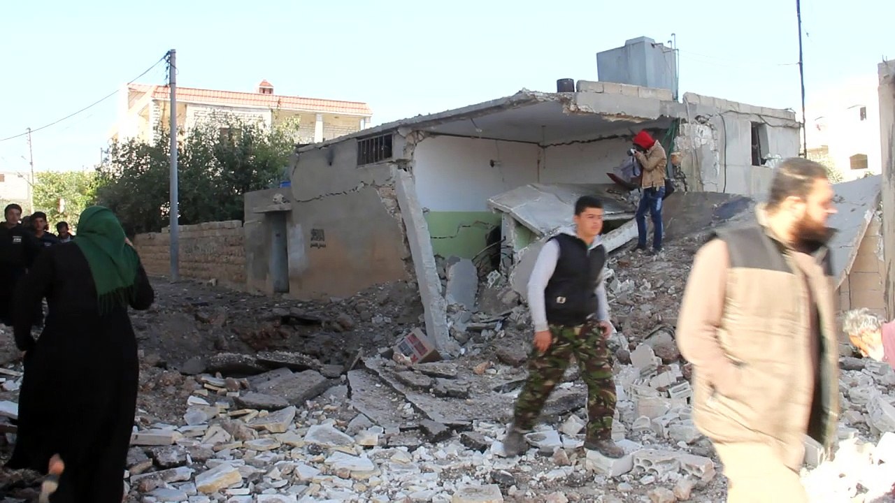 Civiles huyen de Idleb y Alepo-Este por ofensivas militares