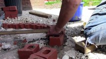Privește cum construiește acest meseriaș o scară curbată din cărămidă. Este o adevărată plăcere să-l vezi lucrând!