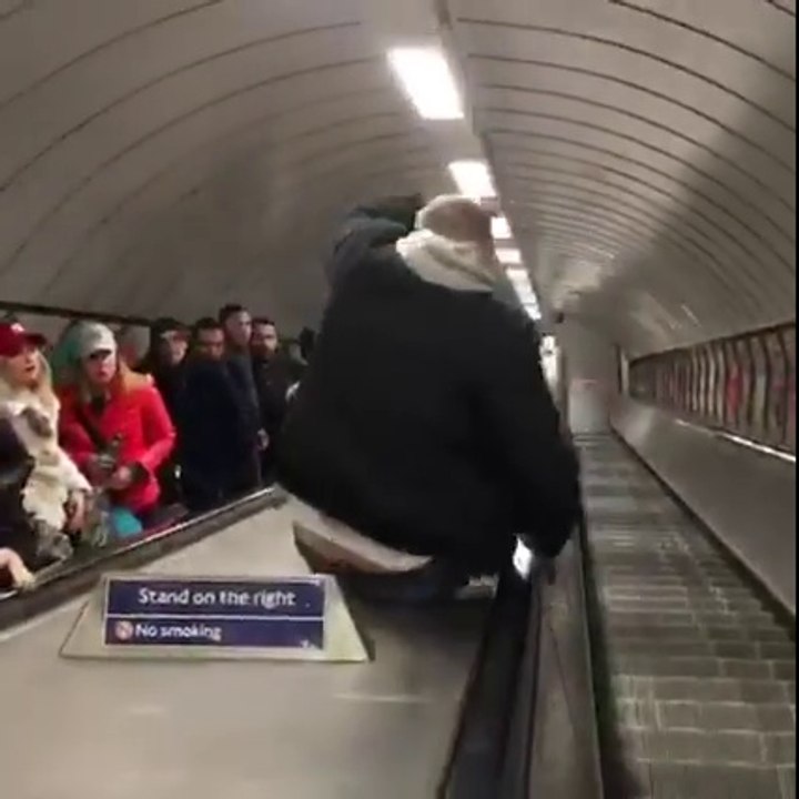 Un homme fait le malin en descendant dans le métro et se paie la honte de sa vie