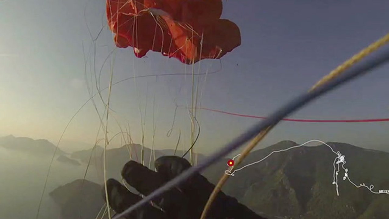 Boaters Rescue Paraglider Crashing Into Water