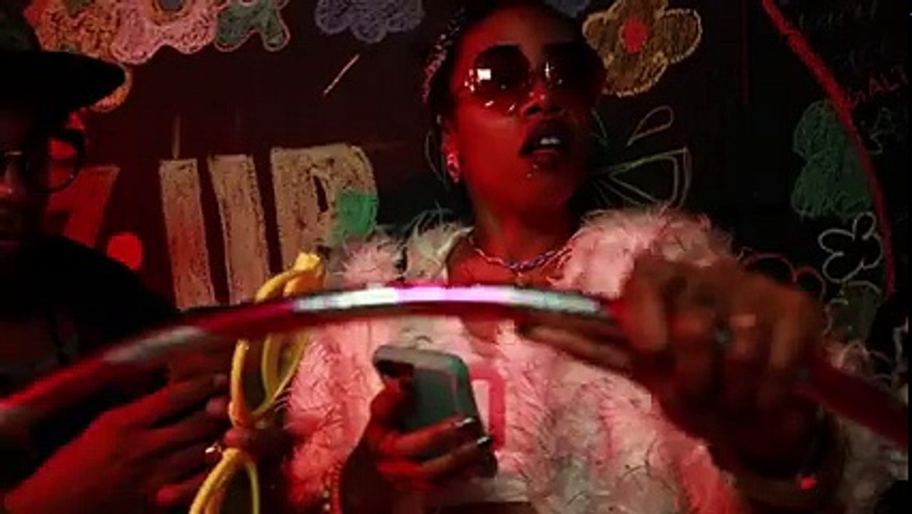 Tuki Carter - Texting And Driving