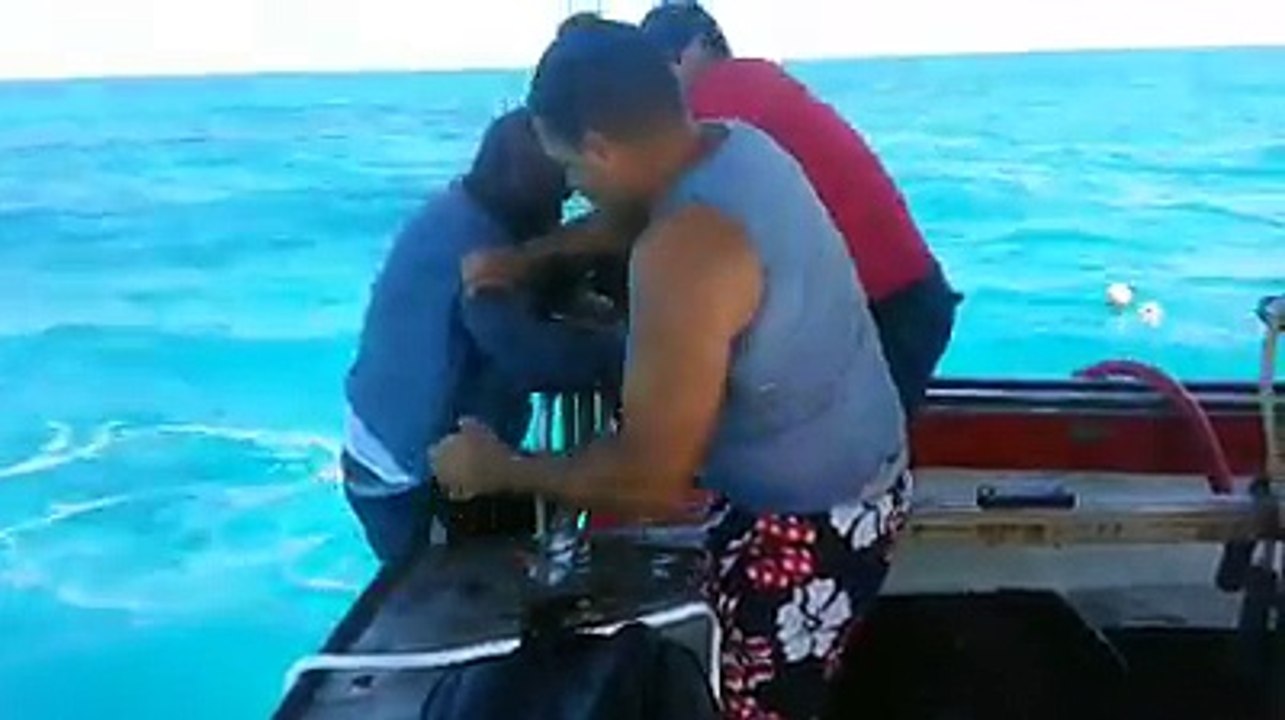 Cubanos salvan a dos naúfragos