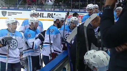 Michael Jackson Şarkısına Kendini Kaptıran Güvenlik Görevlisinden Muazzam Şov