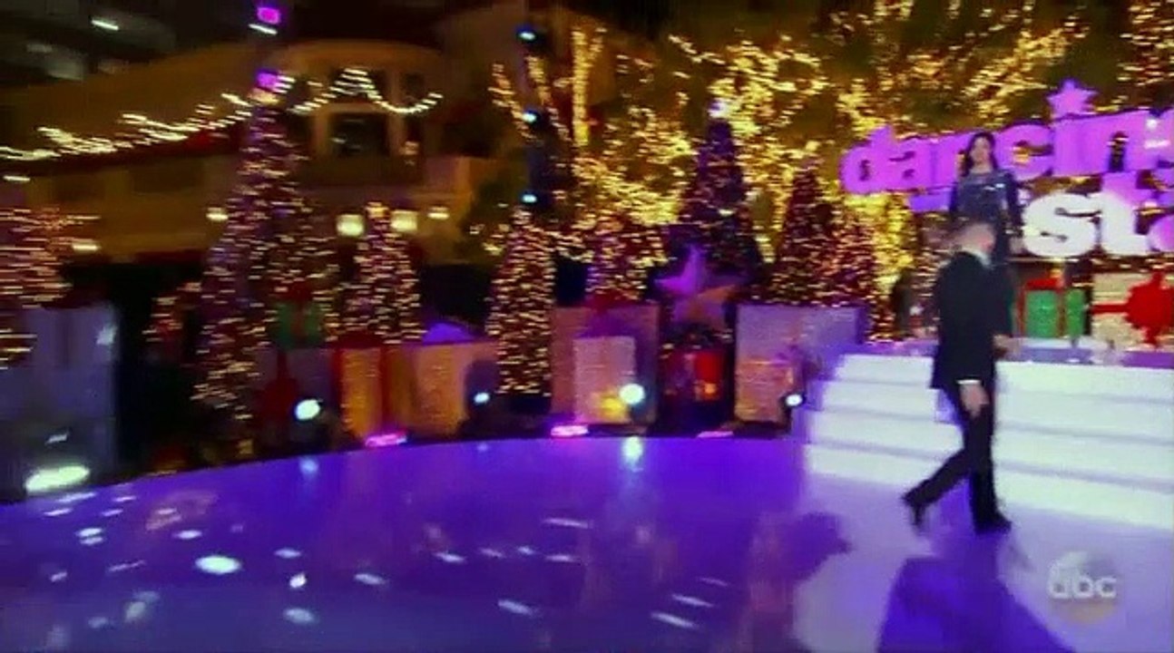 Babyface performs "Winter Wonderland" on the DWTS Season Finale