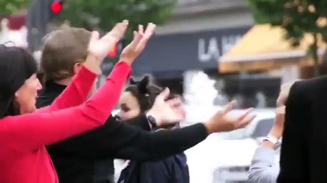 Les pouces en AVANT, les coudes en ARRIÈRE !