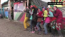 Des clowns essaient de divertir les migrants à Calais.