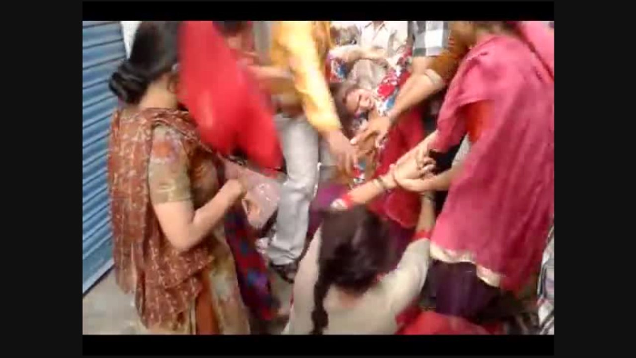 Live Woman Fight Aligarh UP ||महिलाओ की लड़ाई फाडे कपडे किया निर्वस्त्र || Latest News INDIA