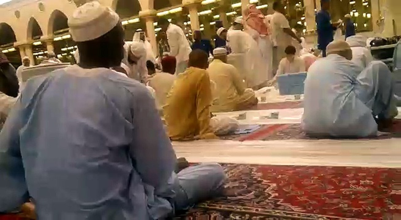 Masjid e Nabvi Mai Gumbad e Khazra k Saye Mai Parhi Gaye Naat Sharif