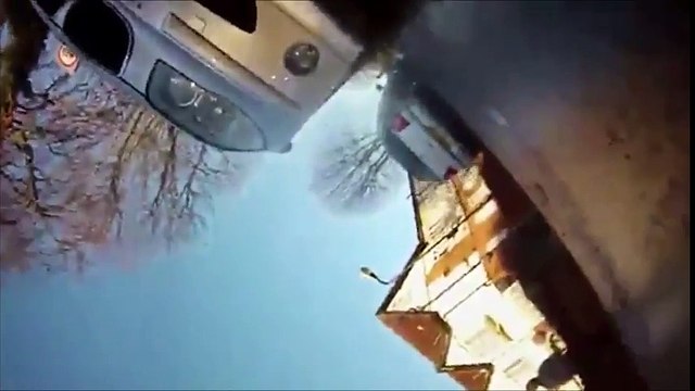 Ce cycliste percute et s'envole au-dessus d'une voiture en tord !